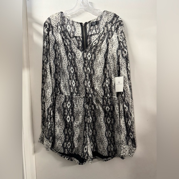 Volcom romper L // 092404 - Picture 1 of 2